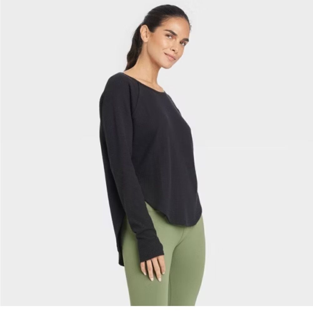 JoyLab relaxed fit waffle long sleeve shirt with curved hem and thumb holes- Med - Picture 2 of 4